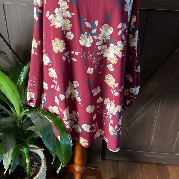 Lush XS burgundy open shoulders and button at the nape is the neck - Picture 3 of 9